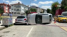 Çorum’da park halindeki araca çarpan otomobil devrildi: O anlar kamerada