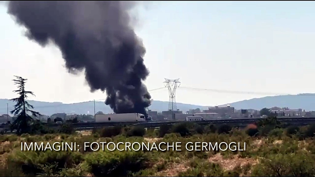 Incendio a Campi Bisenzio, alta colonna di fumo nero visibile da lontano