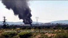 Incendio a Campi Bisenzio, alta colonna di fumo nero visibile da lontano