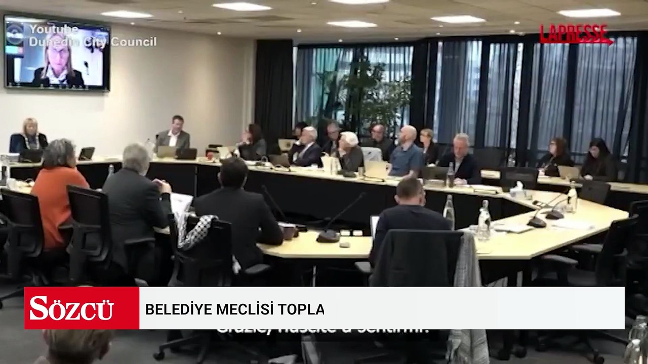 Belediye Meclisi toplantısına banyodan bağlandı, arkasındaki detay şoke etti