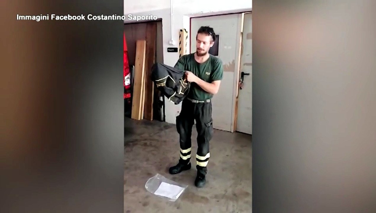 "La maglia si distrugge con l'acqua", la denuncia social del vigile del fuoco sulla nuova divisa
