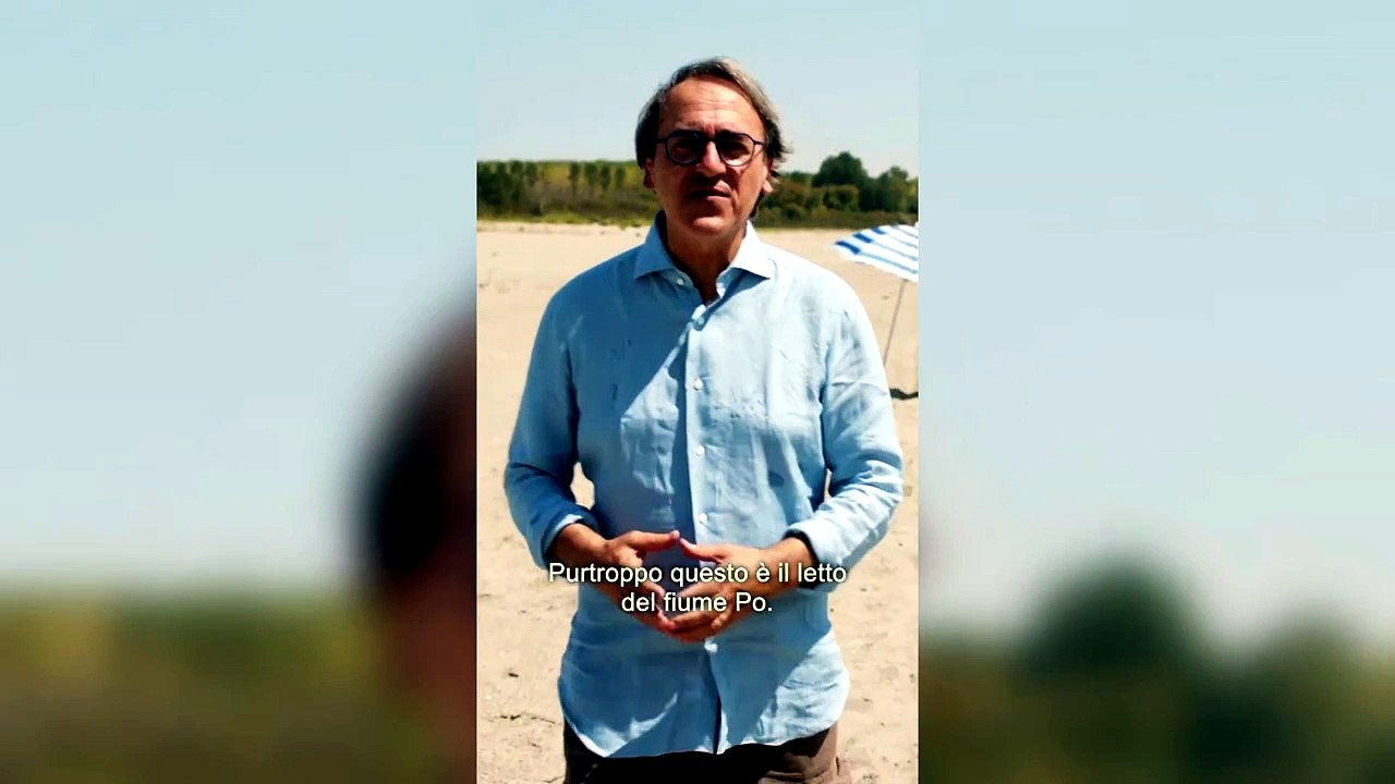 Angelo Bonelli in spiaggia con l'ombrellone... ma è il Po in secca - Video