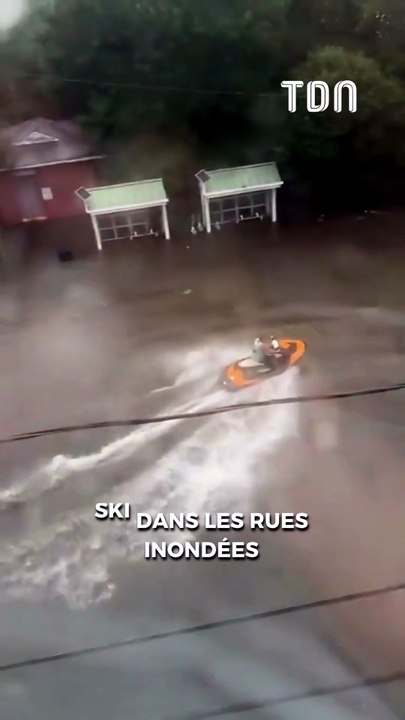 Aux États-Unis, cet homme se balade en jet-ski dans les rues inondées