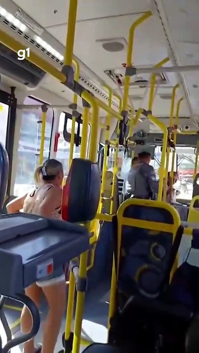 Motorista de ônibus é retirado de veículo por PM