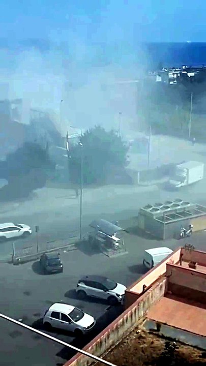 Messina, il crollo di Pistunina: il video inedito. Un furgone bianco e una Mercedes lasciano il piazzale pochissimi secondi dopo il crollo