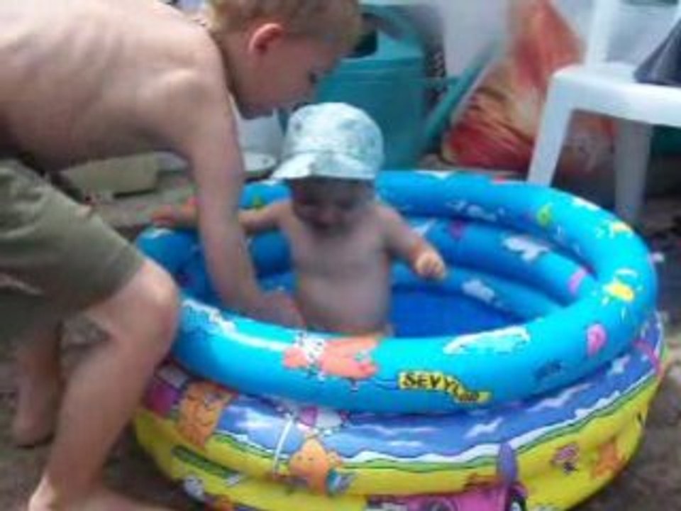 dans la piscine