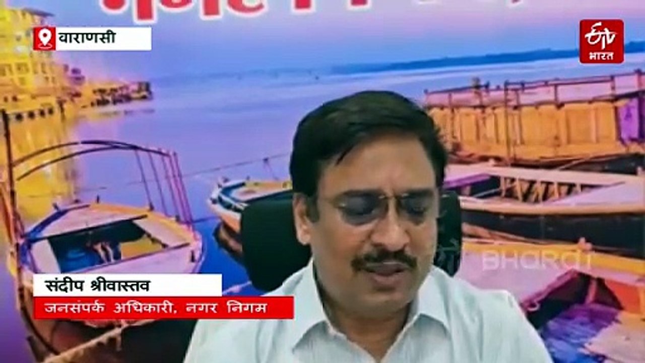 वाराणसी: चितईपुर में पानी भरे गड्ढे में पलटा ऑटो, वीडियो देखकर मेयर ने PWD अधिकारियों को लगाई फटकार