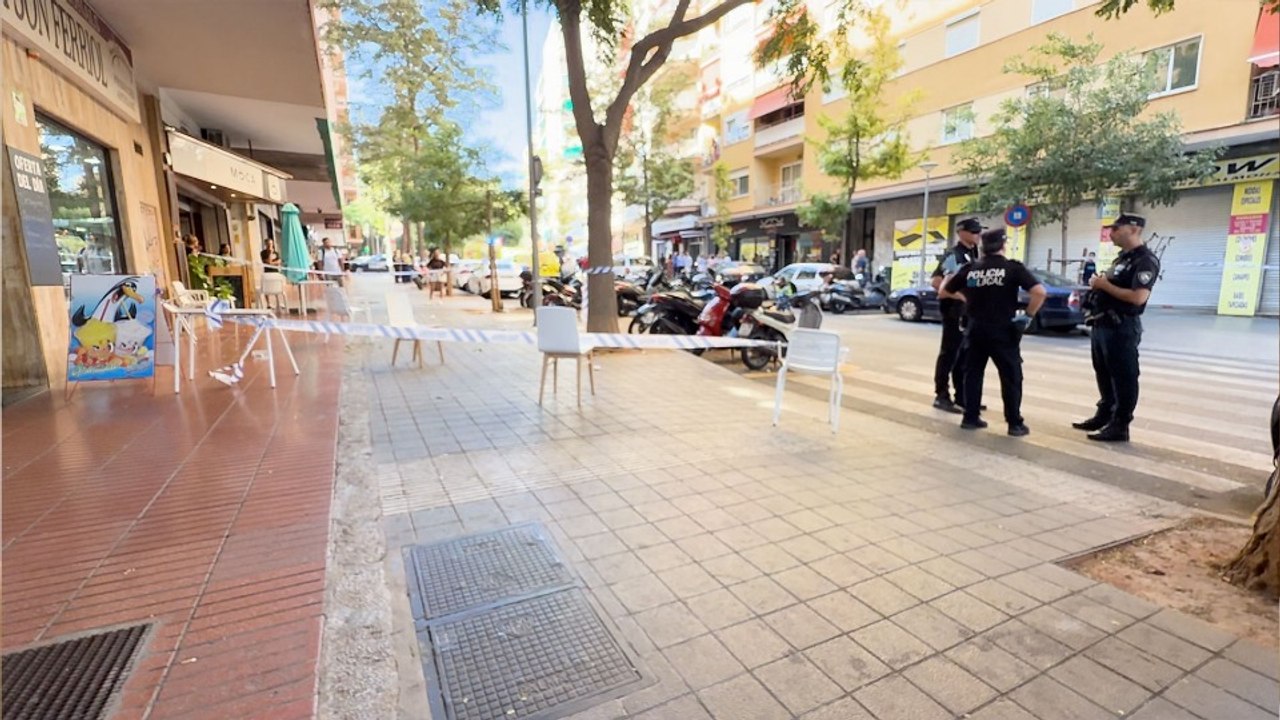 Un hombre cae desde una azotea sobre dos obreros que tomaban café en una terraza y deja tres heridos en Palma