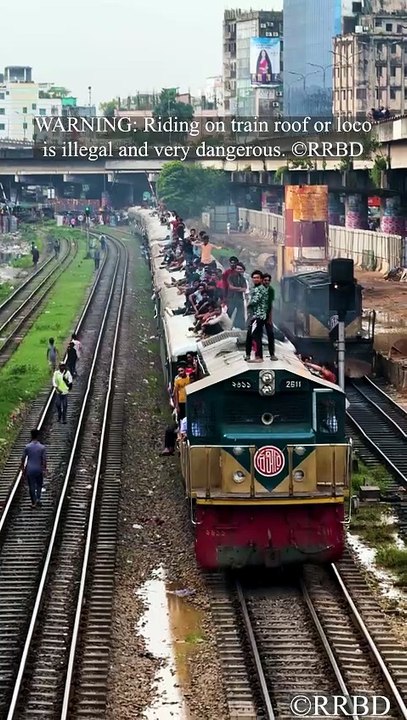 Stop traveling on the roof!🚂🚫