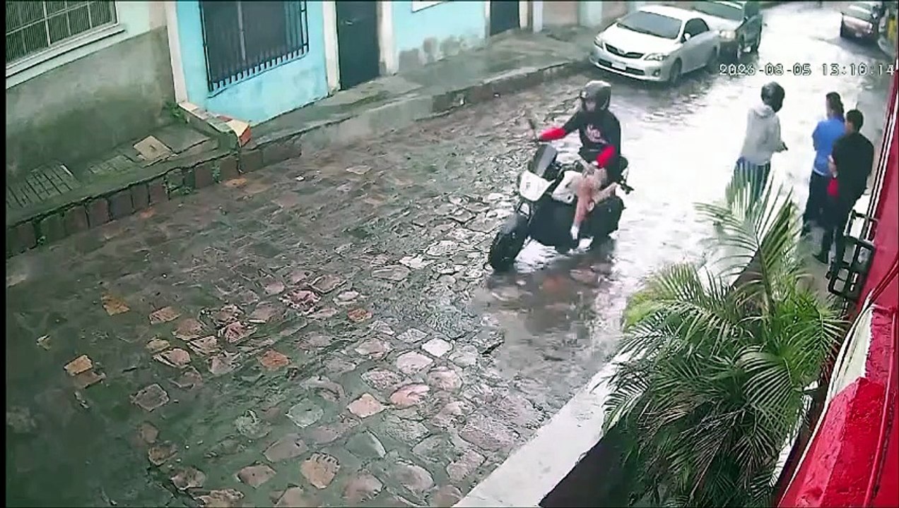 Cámaras de seguridad captan asalto contra estudiantes en barrio capitalino