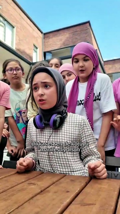 Çocukların ‘Manifest-Müslüman atışması’ büyük ilgi gördü: Alkışa göre değil, Kur’an’a göre yaşa!