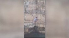 Polignano, voleva scattare una foto ma resta bloccata sulla scogliera