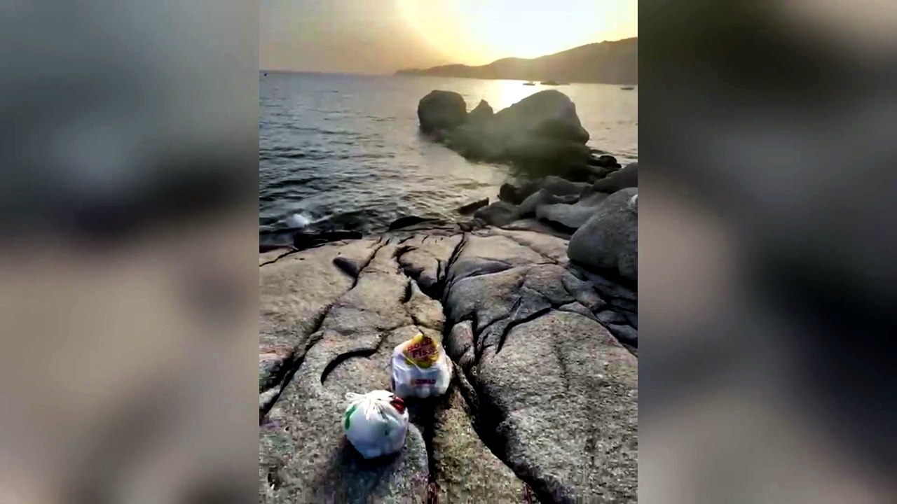Estate cafona in Sardegna, a Villasimius gli scogli diventano una pattumiera