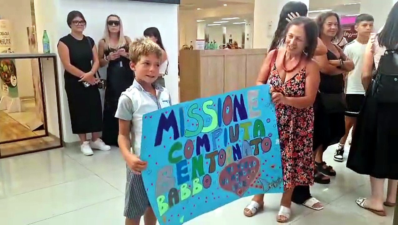 La Brigata Sassari torna a casa, l'attesa dei familiari all'aeroporto di Alghero: "Missione compiuta, bentornato babbo"