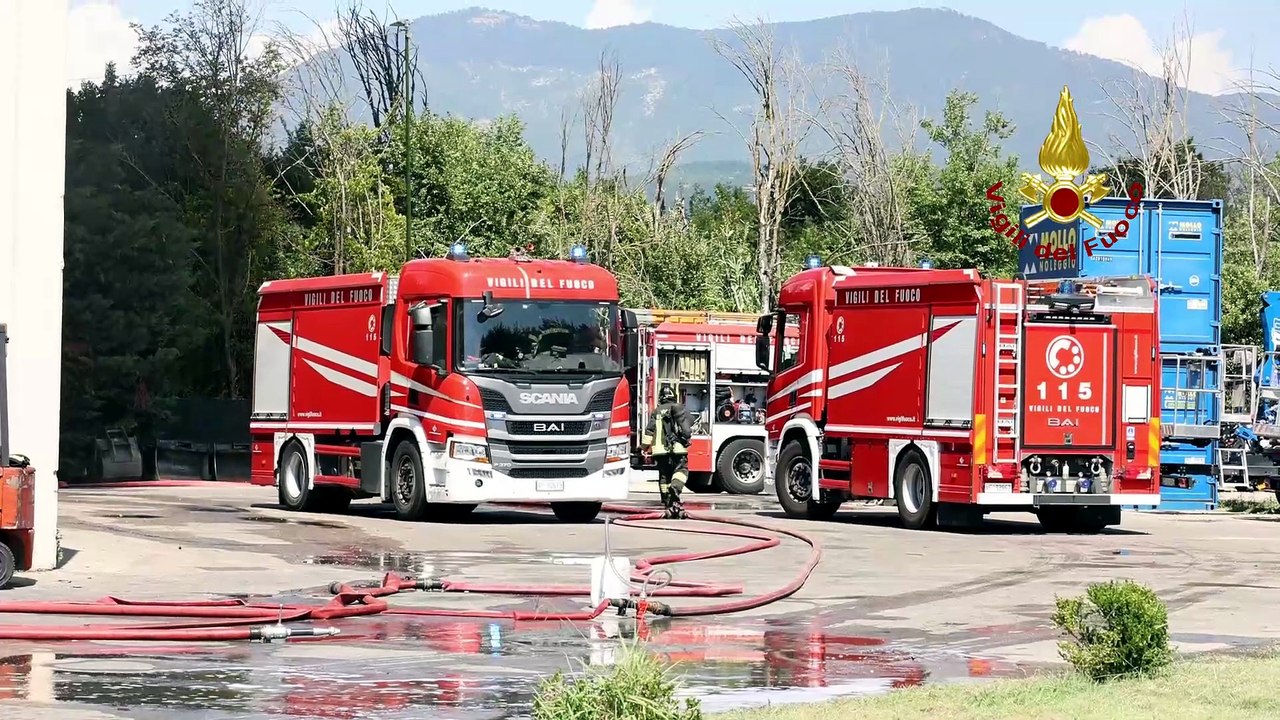 Campi Bisenzio, le fiamme divorano un capannone: le impressionanti immagini dei vigili del fuoco