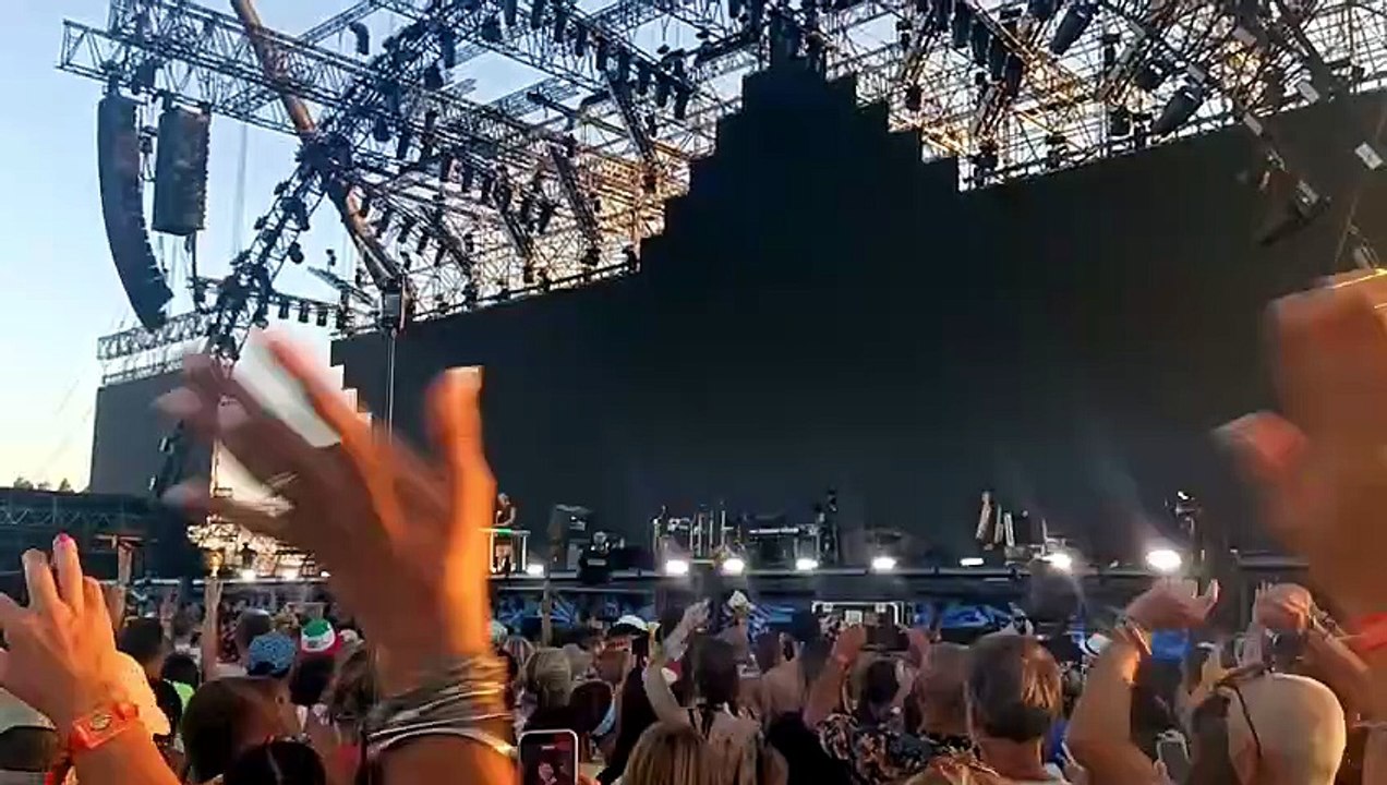 Olbia, la grande festa di Jovanotti entra nel vivo: migliaia di fan sotto l?Arca tra musica e tramonto