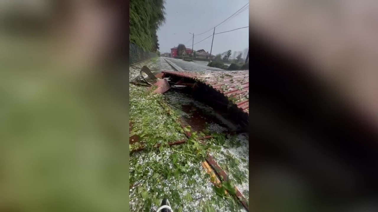 Maltempo in Piemonte, la bufera scoperchia i tetti a Fara Novarese