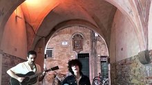 LP a Lucca, la cantautrice interrotta mentre suona: "Eravamo in un'area residenziale"