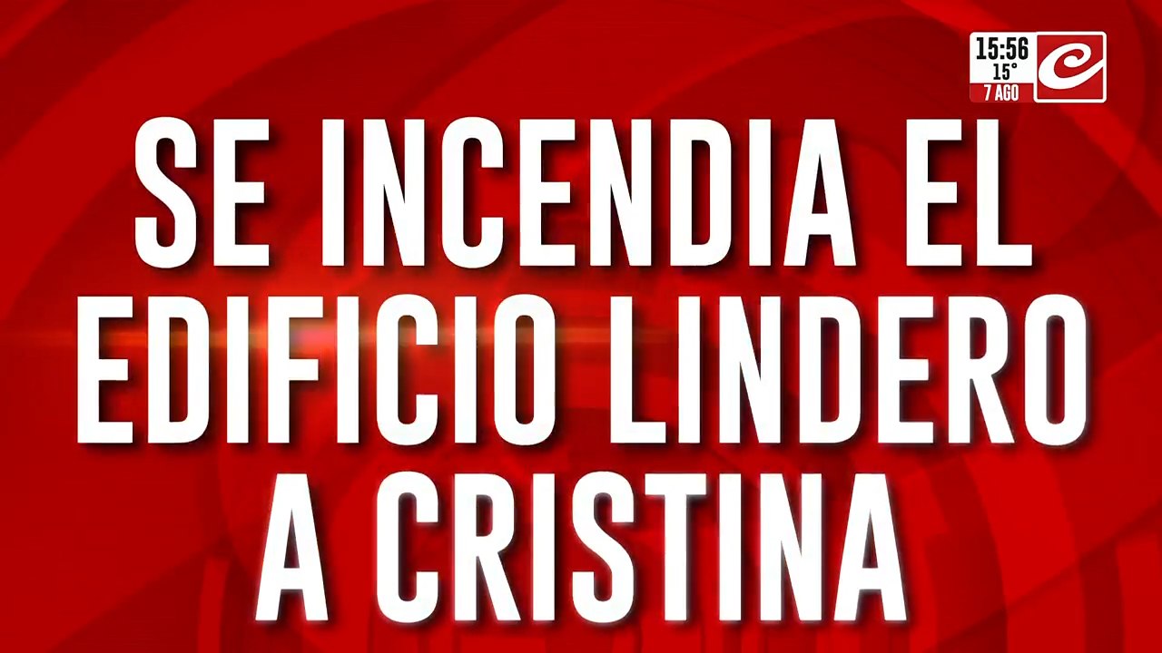 ¿Evacuan a Cristina Kirchner?: feroz incendio en edificio lindante a su casa