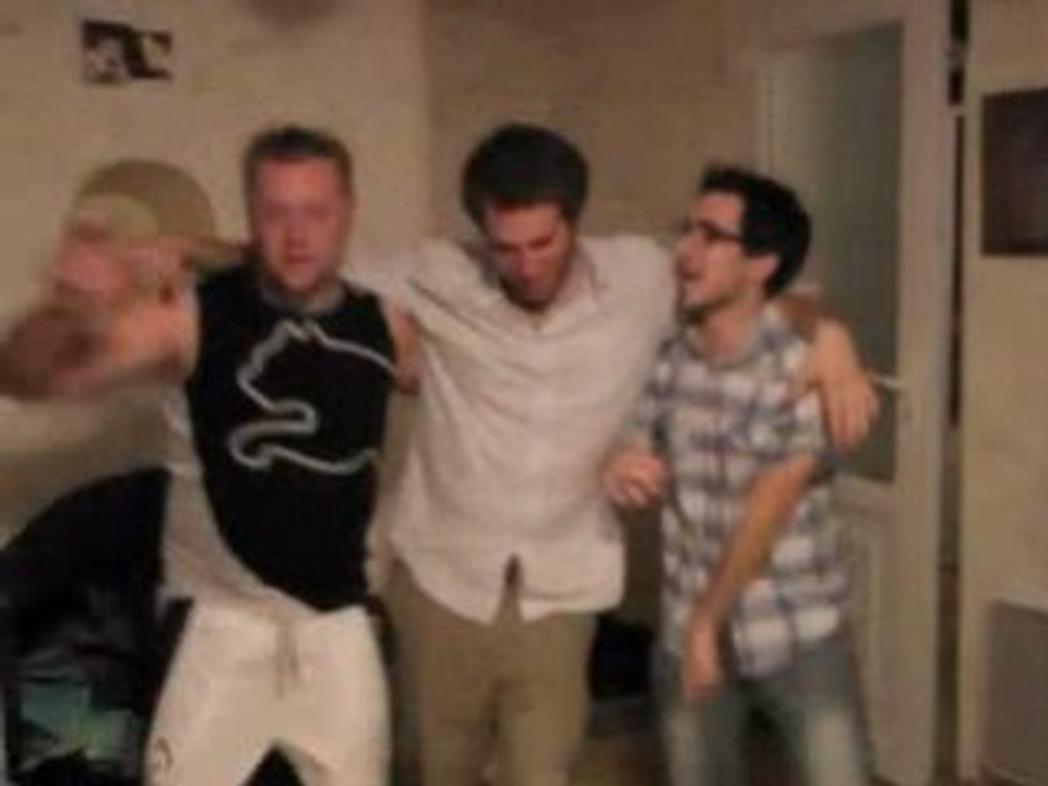 Petite danse de gars sur Think - CLub des Poilus