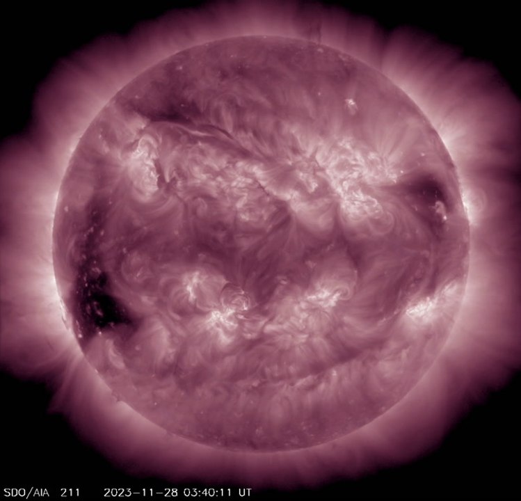 Amazing One-Week Time-Lapse Capturing A Gigantic Corona Via NASA's Solar Dynamic Observatory