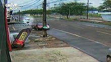 Câmera registra batida entre dois carros em cruzamento no São Cristóvão