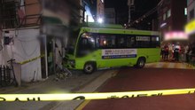 마을버스가 상가건물 들이받아 ...8명 부상 / YTN