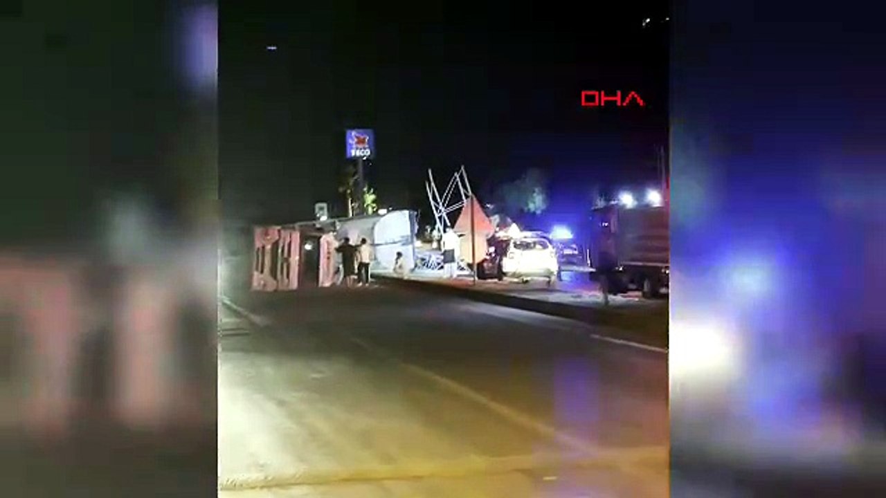 Damperi açık kalan TIR tabelaya çarpıp devrildi