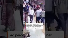 Mulher é salva por policial após escorregar ao tentar embarcar em trem na Índia #shorts