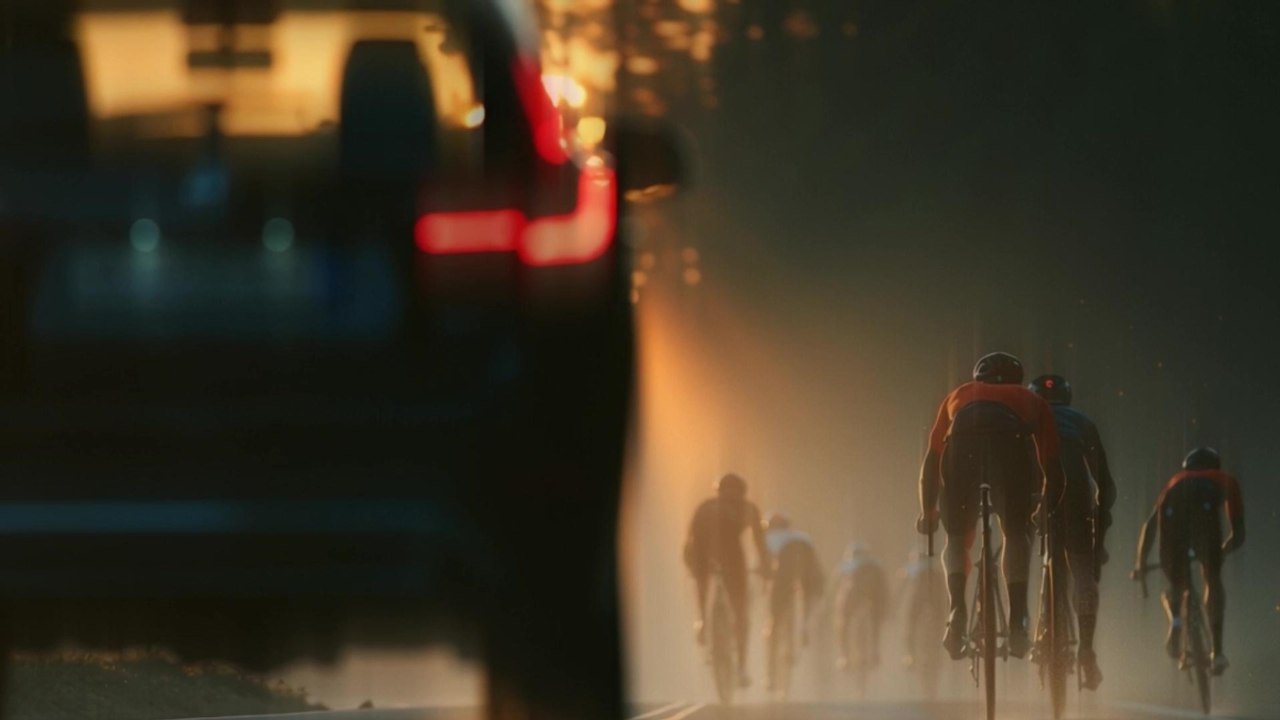 Sei ciclisti travolti a Lanzo Torinese, l’auto torna indietro e li investe: la video ricostruzione dell'incidente
