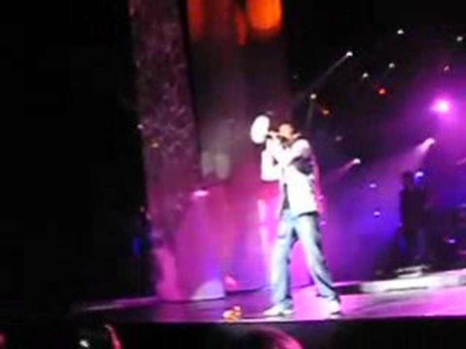gregory et le peluche sur scene