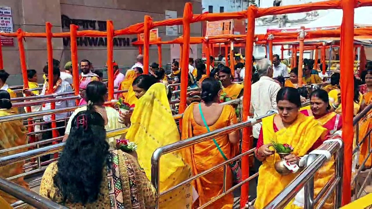 ज्ञानवापी मुक्ति की कामना लेकर विश्वनाथ मंदिर पहुंचीं श्रृंगार गौरी की वादिनी महिलाएं, सिर पर कलश रखकर निकाली शोभायात्रा, बाबा विश्वनाथ को चढ़ाया जल