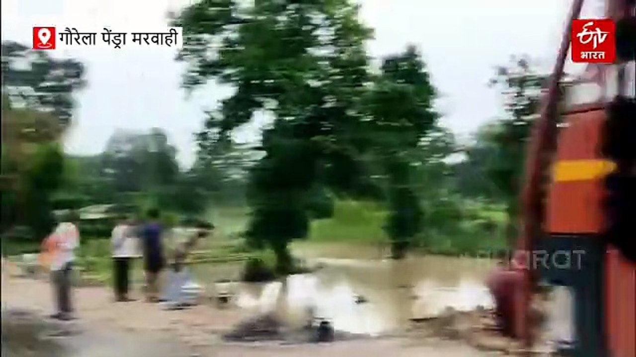 बारिश के बाद कीचड़ में तब्दील हुई सड़क, दोनों ओर लगी वाहनों की कतार