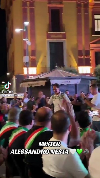 Ex Milan, che accoglienza per Nesta: il grande abbraccio di Avellino