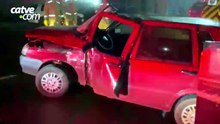 Jovem fica ferida após carro rodar e bater contra poste em Cascavel