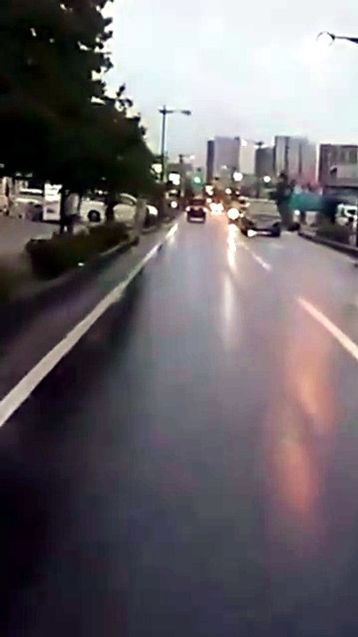 【ドラレコ】直進車があきらかに来ているのに、構わず飛び出てくるワンボックス