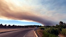 Gran columna de humo del incendio forestal de Niebla (Huelva)