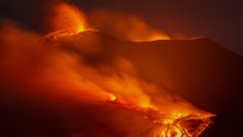 Etna Yanardağı'nda ani ve güçlü patlamalar yeniden başladı