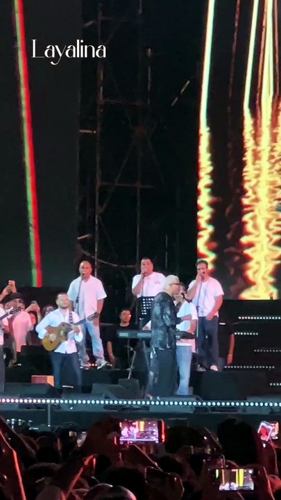 شارك النجم عمرو دياب جمهوره الغناء وسط أجواء ساحرة في U Arena، خلال أولى حفلات "يلا ساحل"