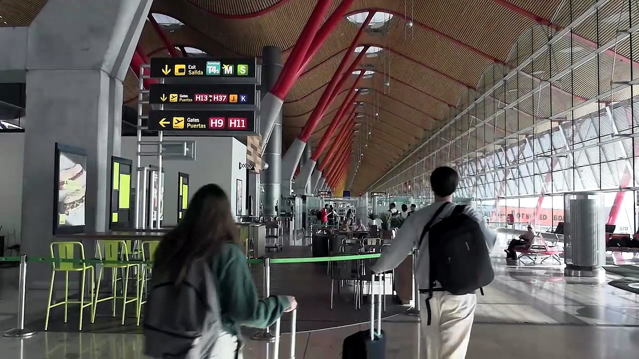 La Policía efectúa controles de identidad aleatorios en aeropuertos en vuelos desde Italia