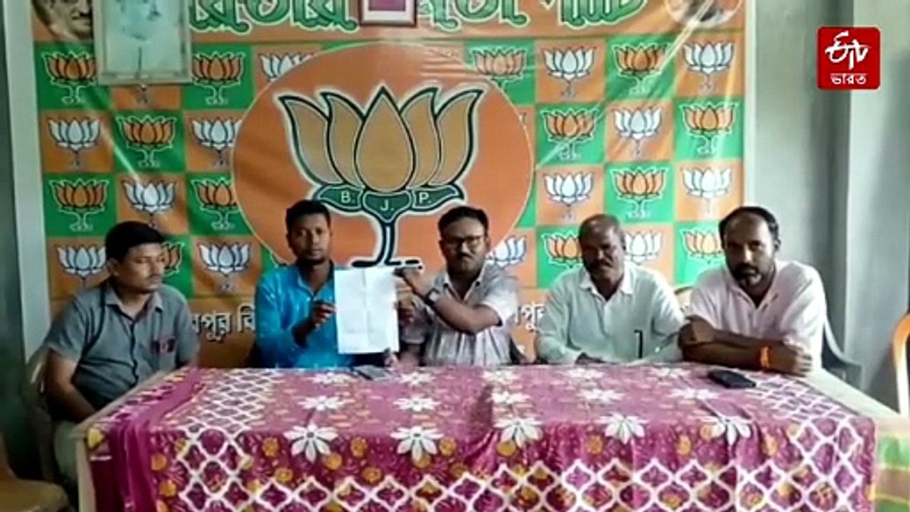 12 বছর স্কুলে না-গিয়েও বেতন তোলার অভিযোগ, কাঠগড়ায় তৃণমূল নেতা পার্শ্বশিক্ষক