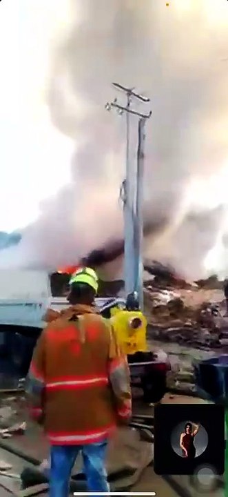 Teniente muestra los avances del incendio en Santo Domingo Este