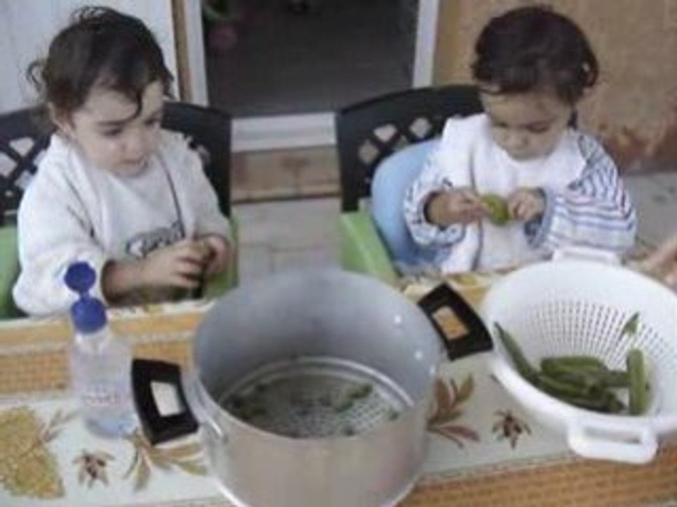 Eve et Maïa épluchent les petits pois
