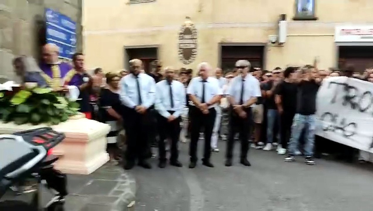 "Addio Mauro, la tua ciurma", lacrime per l'ultimo saluto al 24enne di Prunetta