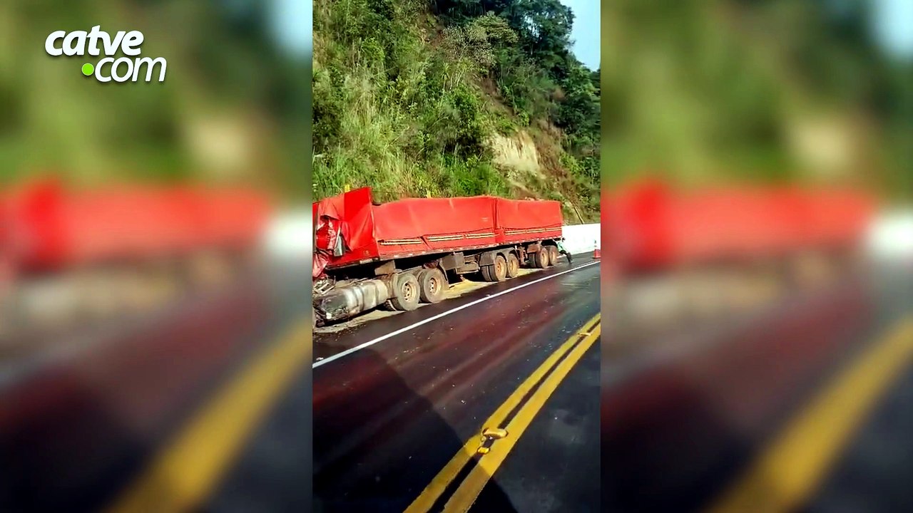 Caminhões se envolvem em acidente neste sábado (8) em Guarapuava