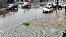 Veja o impacto: vídeo mostra pancada de moto contra carro no bairro Floresta