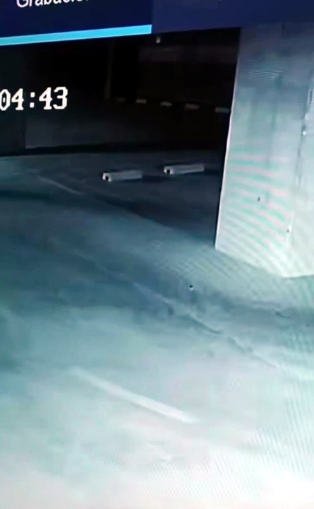 Extraña figura aparece y se desvanece en estacionamiento