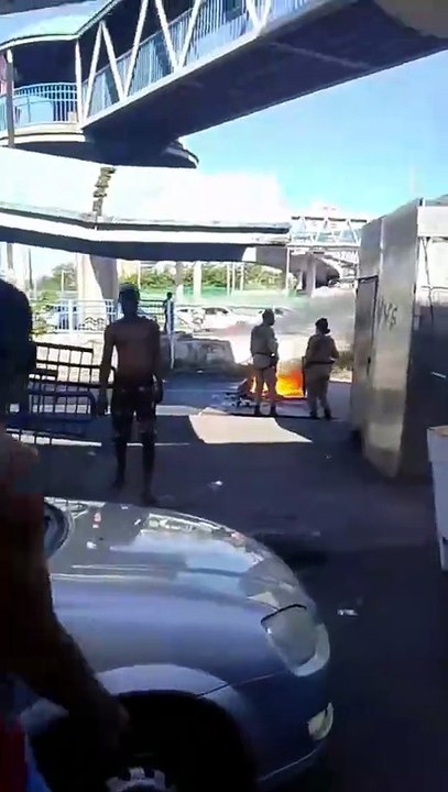 Operação policial deixa dois presos e provoca protesto em Pernambués
