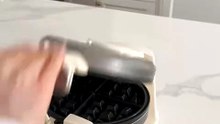 طريقة عمل أشهى وافل مقرمش في البيت 😋" أو "أسهل جهاز لتحضير الوافل المنزلي 🧇")