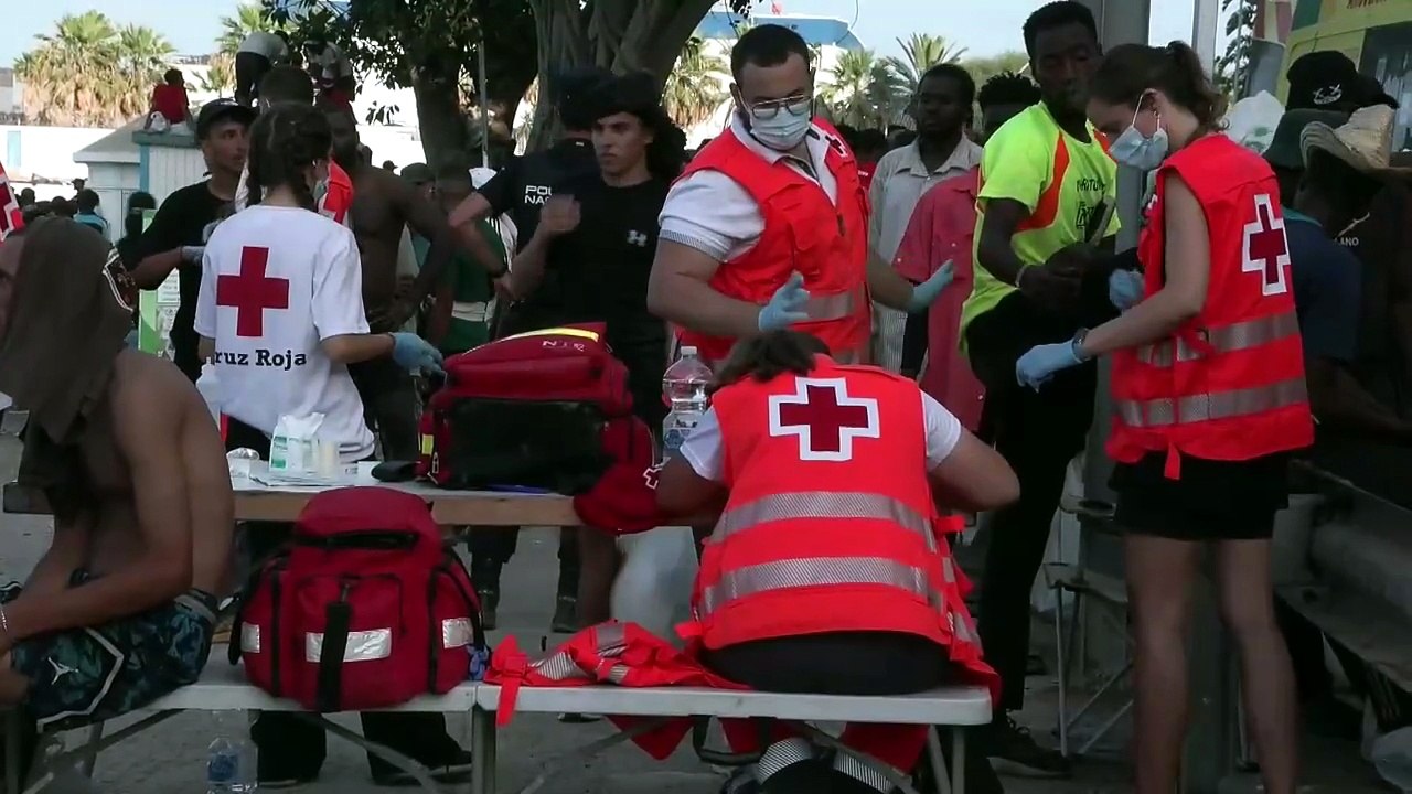 Miles de migrantes siguen en Ceuta